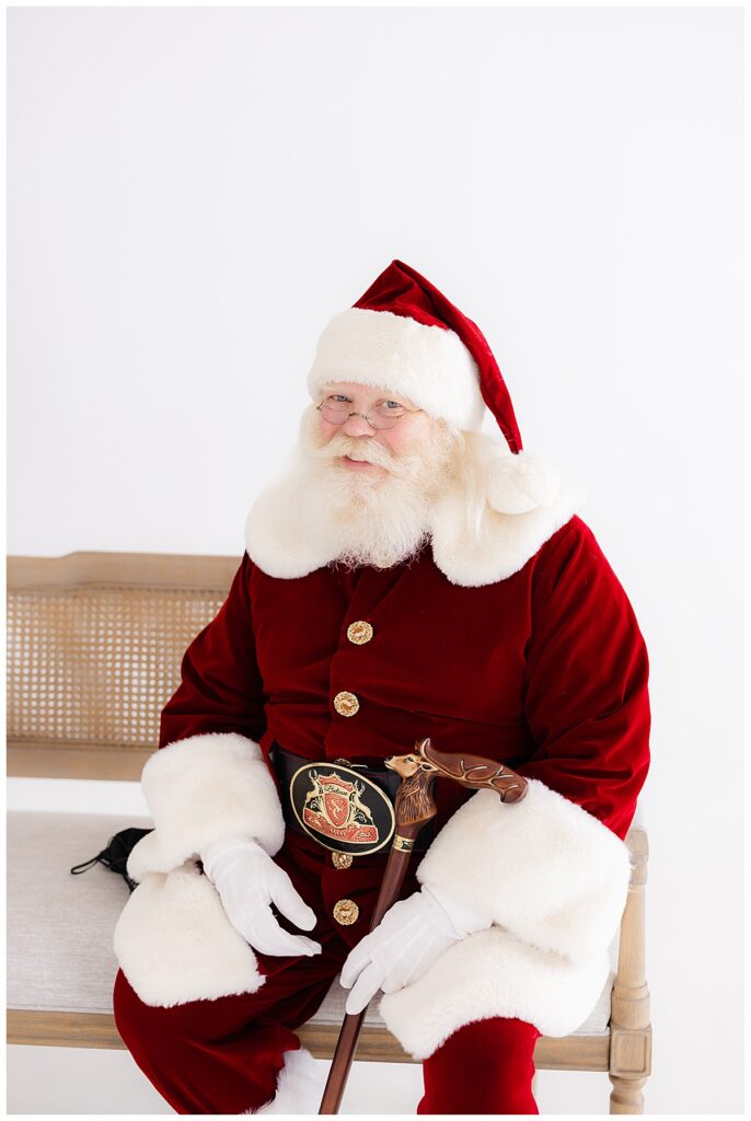 Santa seated on a wooden bench for private Tulsa Santa mini sessions